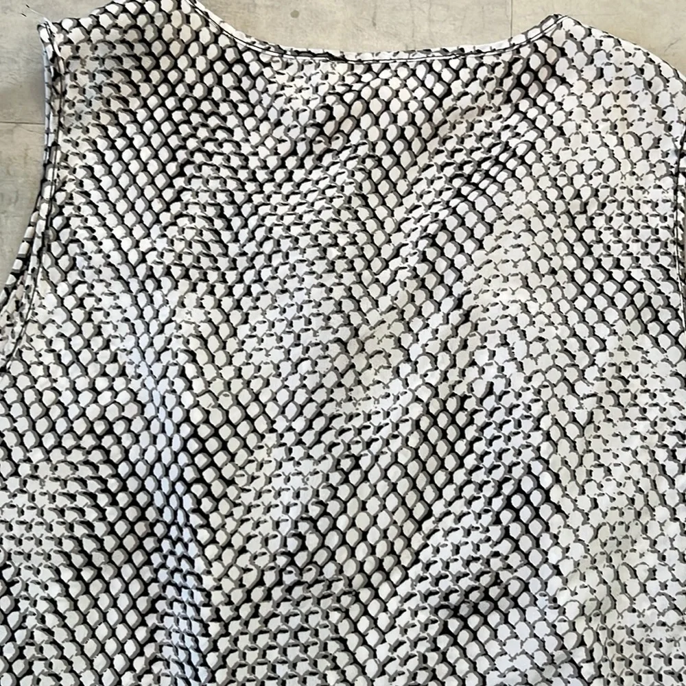 Michael Kors  NWOT   Abstract print blouse scoopneck      Sleeveless      Size S